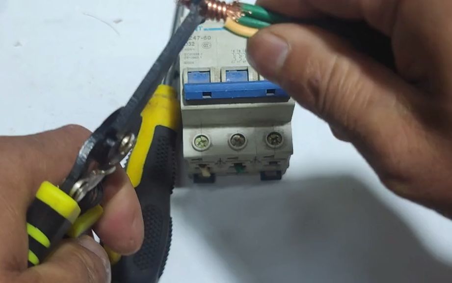 老電工揭秘 開關(guān)接線常見誤區(qū)，兩根軟線與一根硬線如何正確連接